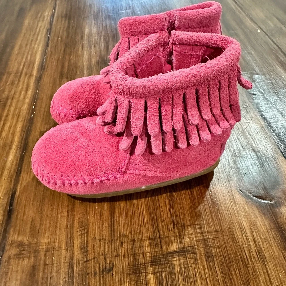 Minnetonka Super Cute Pink Suede boots Baby size 3